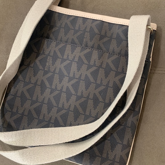 NWOT Brown Leather Michael Kors Signature Logo Crossbody Bag Messenger - Picture 7 of 10